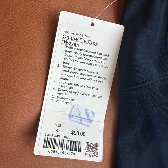 Lululemon On The Fly Crop *Woven 23" True Navy  - size 4 - Picture 9 of 10